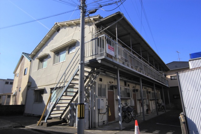 【松山市空港通のアパートの建物外観】