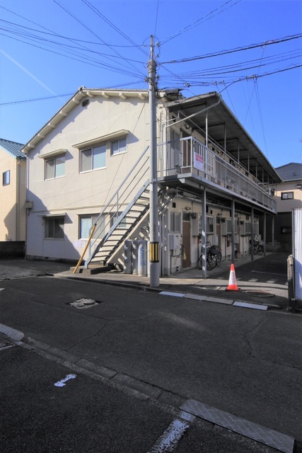 【松山市空港通のアパートの建物外観】