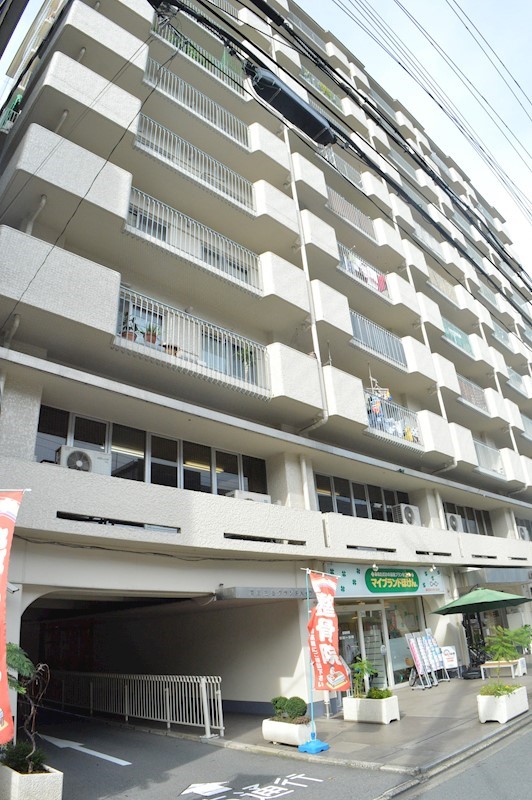 京都市右京区山ノ内池尻町のマンションの建物外観