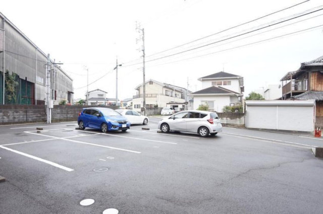 【伊予市尾崎のマンションの駐車場】