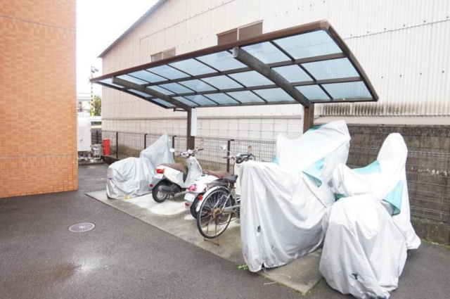 【伊予市尾崎のマンションの駐車場】