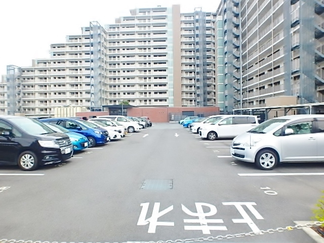 【相模原市中央区鹿沼台のマンションの駐車場】