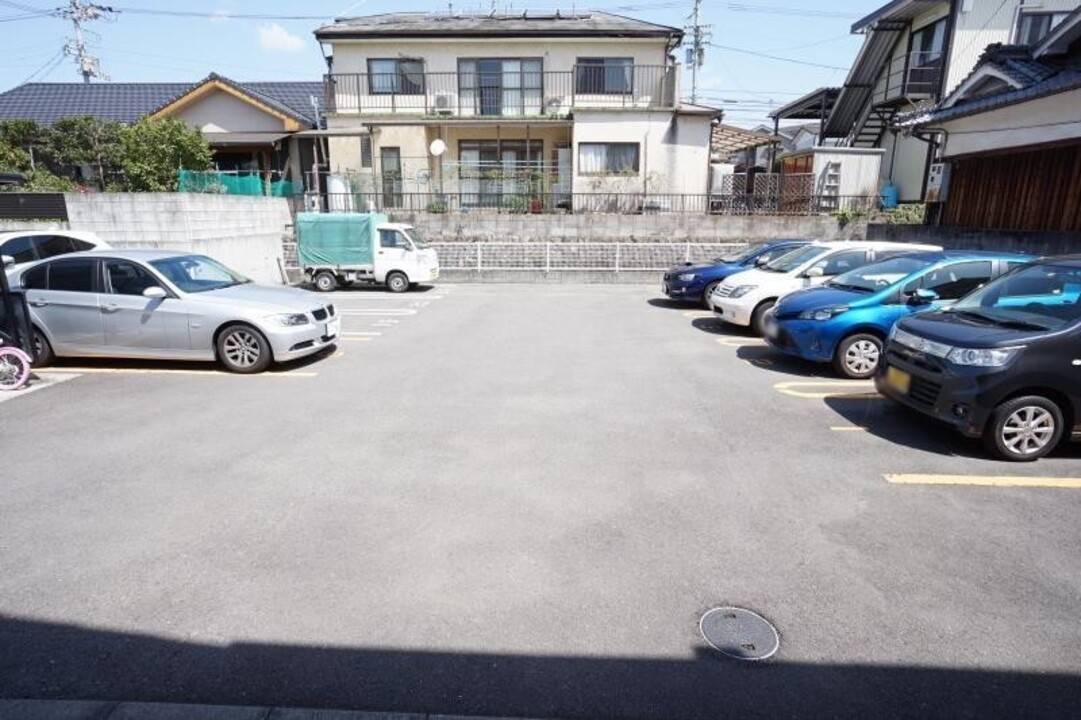 【松山市畑寺のアパートの駐車場】