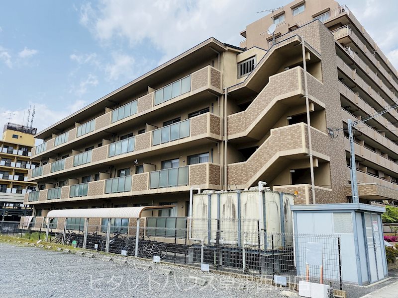 草津市西渋川のマンションの建物外観