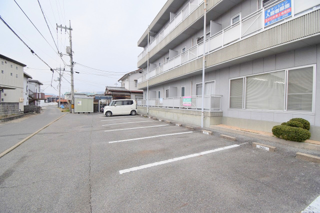 【三次市南畑敷町のアパートの駐車場】