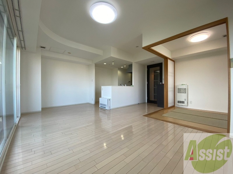 居室・リビング　広くてキレイなお部屋が広がっていて、充実した生活が送れそう。