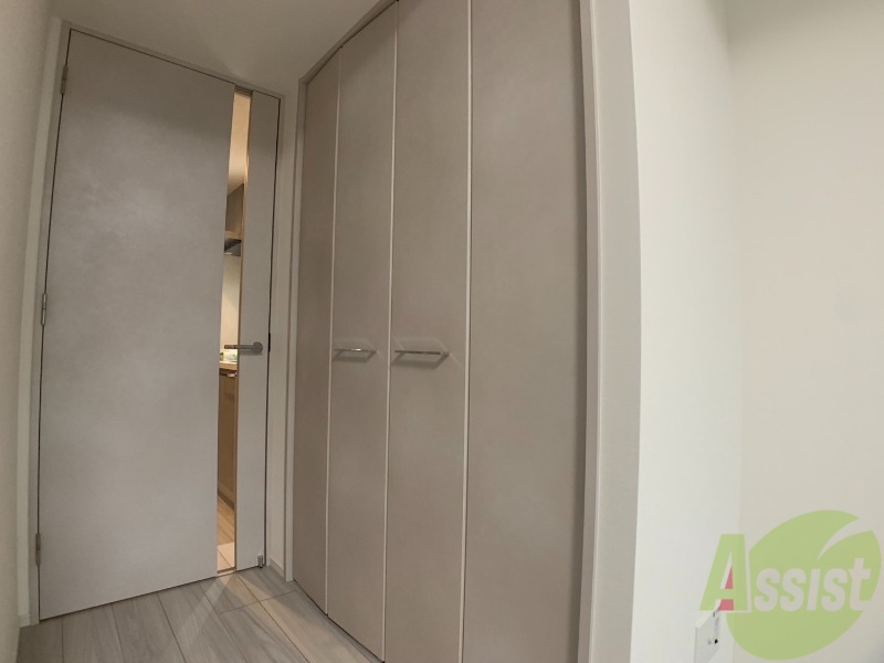 収納　収納はこちらをお使いください。両開きのクローゼットです。