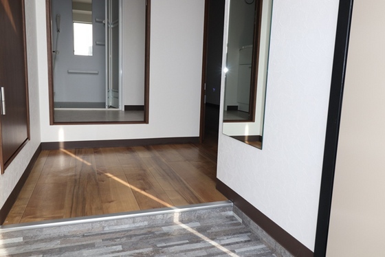 玄関　※別号室の写真です