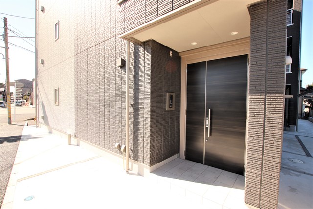 エントランス　嬉しいオートロック付きです♪