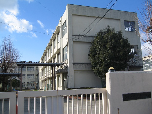 小学校　堺市立東深井小学校（小学校）まで613m