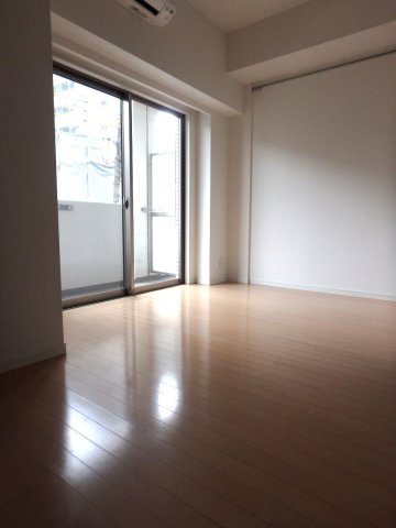 居室・リビング　明るい色の床材を使用したお部屋です