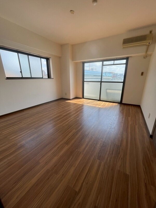 居室・リビング　広々フローリングのお部屋でゆったりくつろげます