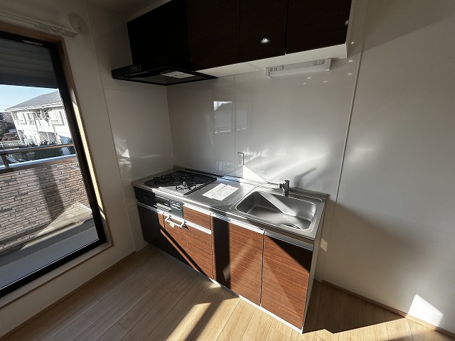 キッチン　横窓付キッチン　　3口システムコンロ、グリル付