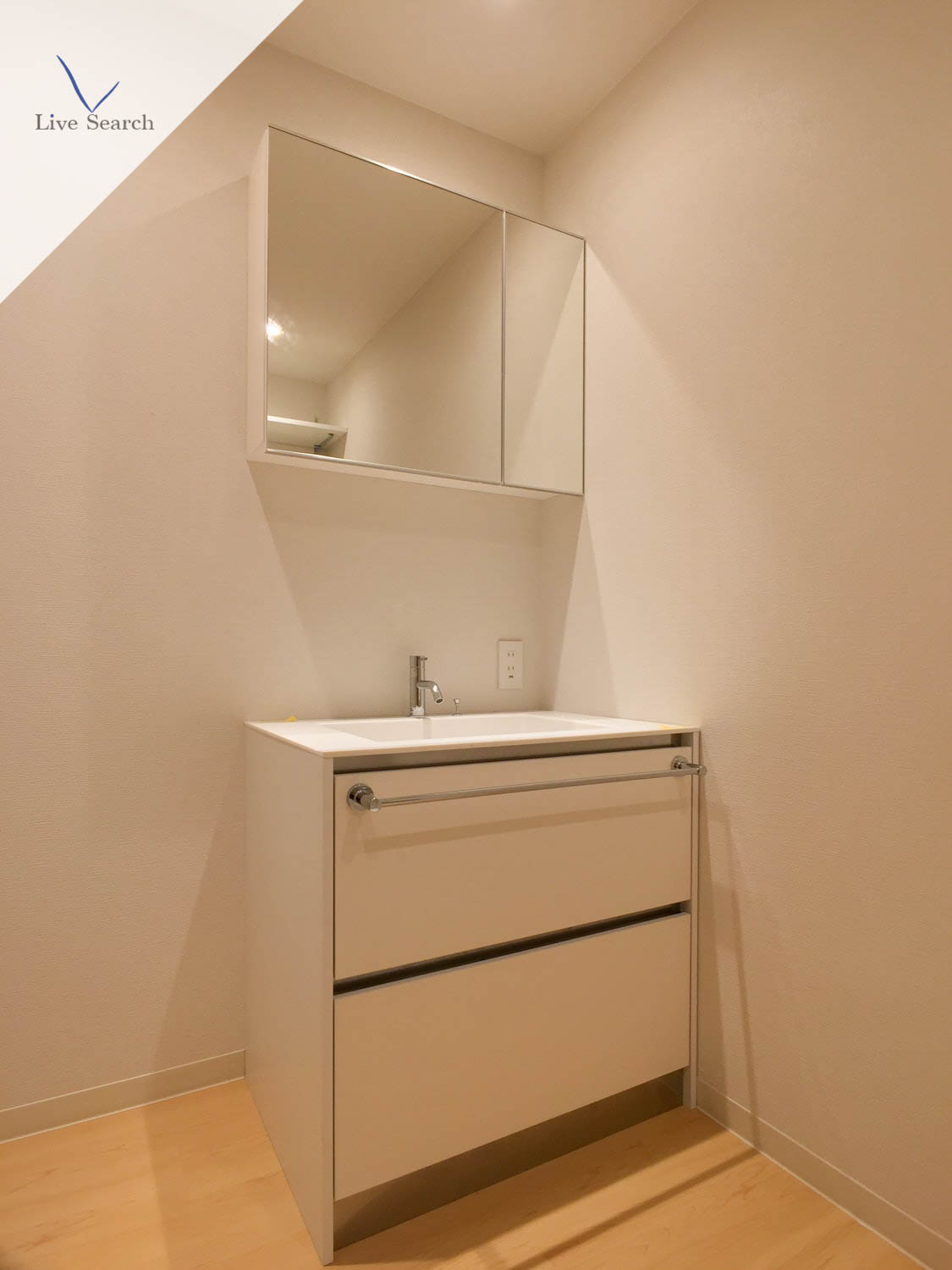 洗面設備　独立洗面台あり、毎朝おしゃれに忙しい女性の方におすすめです