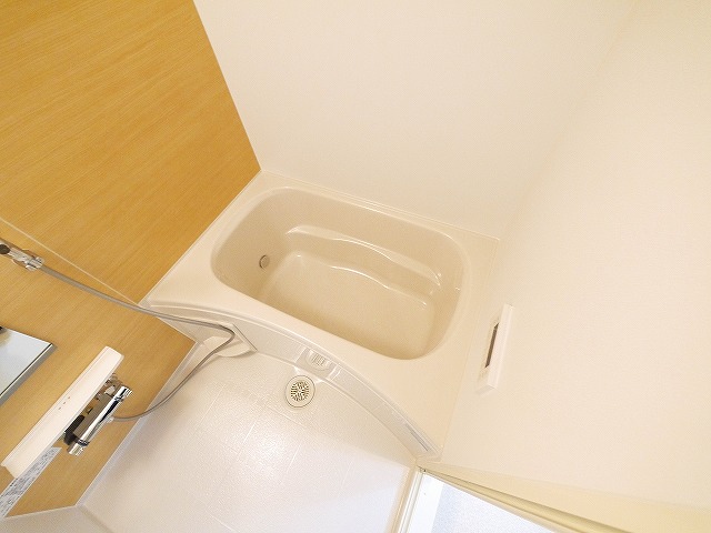 バス・シャワールーム　コンパクトで使いやすいお風呂です