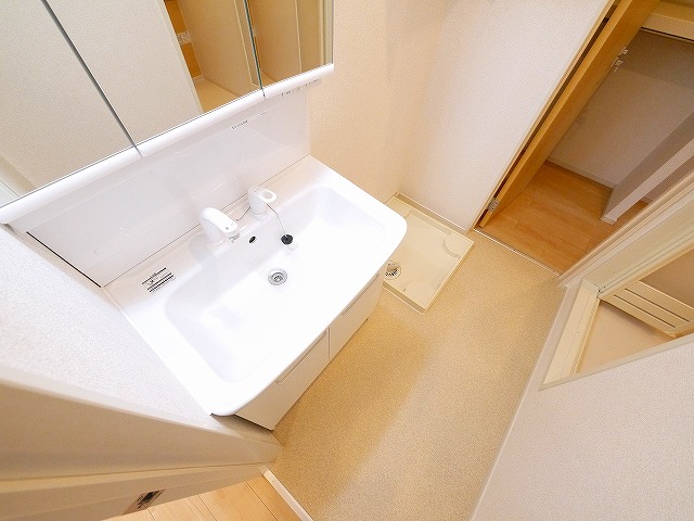 洗面設備　ゆったりとスペースのある洗面所