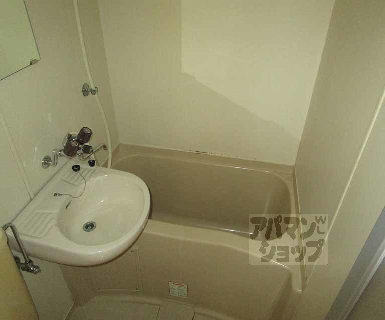 バス・シャワールーム　３０５号室の写真です。