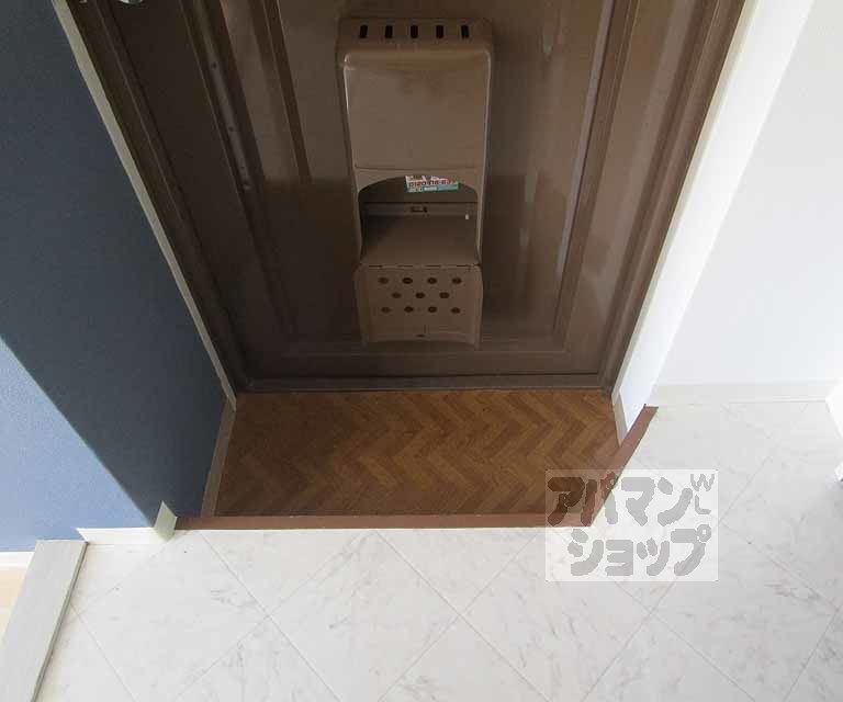 玄関　３０５号室の写真です。