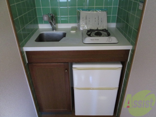 キッチン　１口がすコンロ付きのシステムキッチンです。一人暮らしなら十分