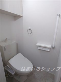 トイレ　シャワートイレ・手数り・収納あり