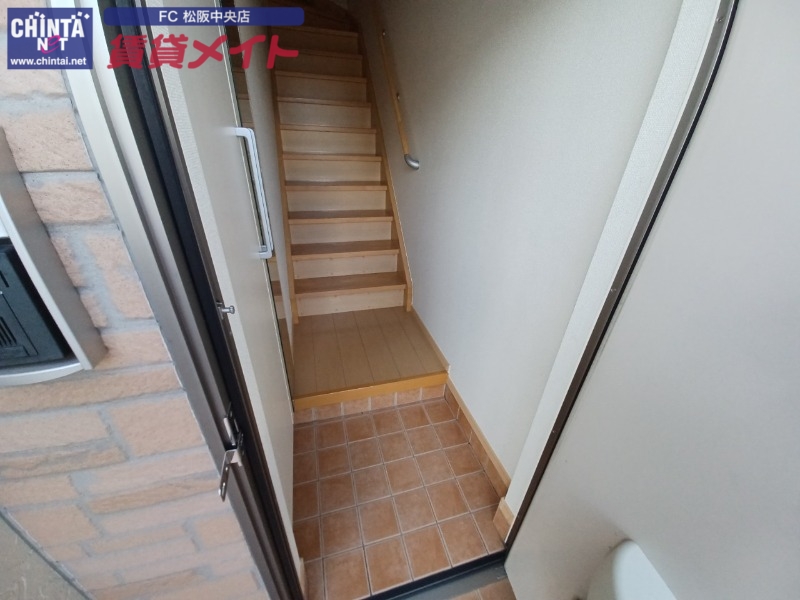 玄関　同タイプ部屋写真です。