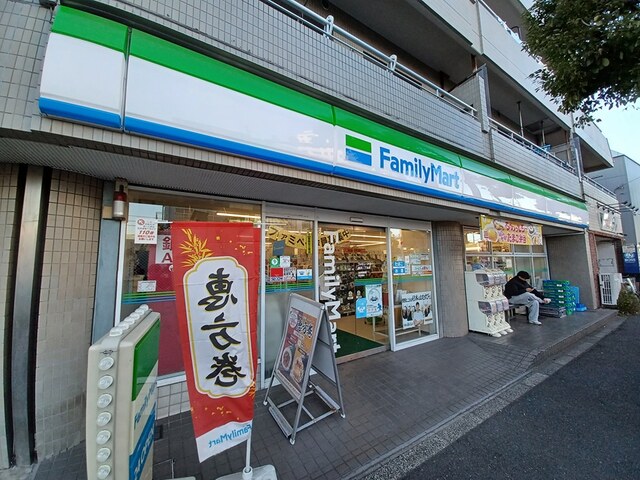コンビニ　ファミリーマート（コンビニ）まで533m