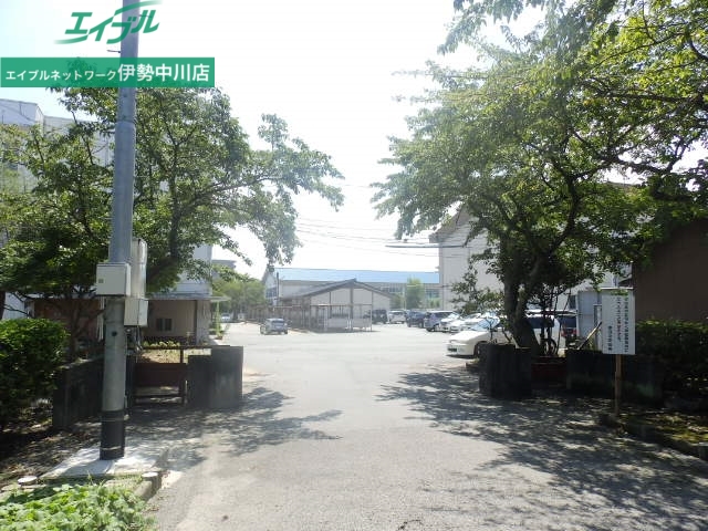 中学校　松阪市立鎌田中学校（中学校）まで800m