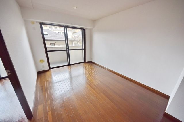 居室・リビング　★斜光の入る明るいお部屋★