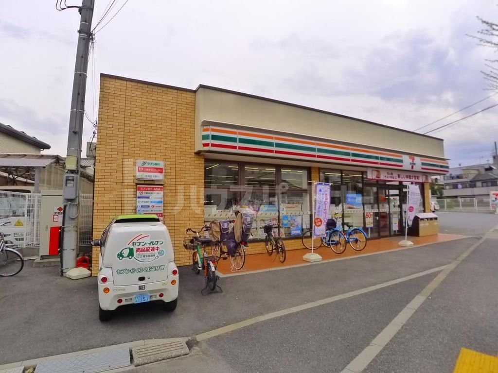 コンビニ　セブンイレブン足立西綾瀬3丁目店（コンビニ）まで30m