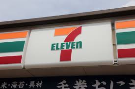 コンビニ　セブンイレブン（コンビニ）まで128m