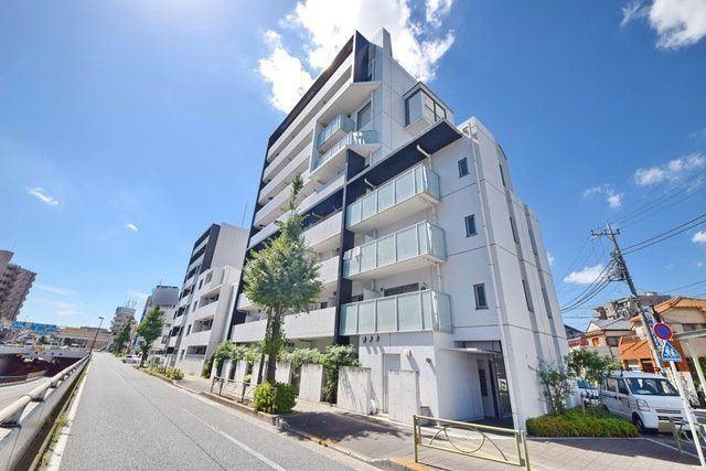 建物外観　鉄筋コンクリート造・総戸数は45戸です。