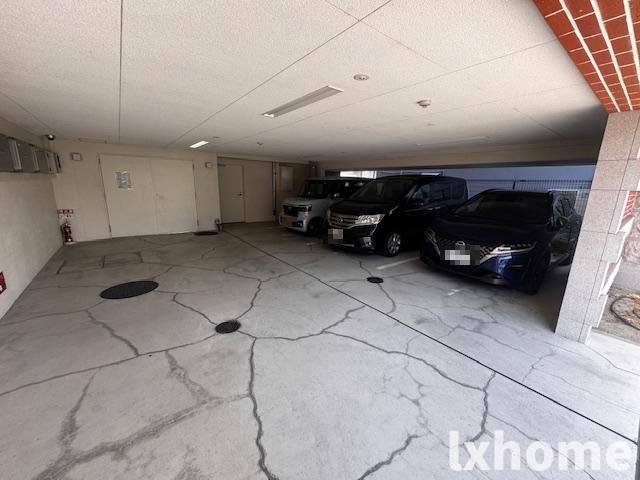 駐車場　駐車場があるので、車を買う予定の方も安心です