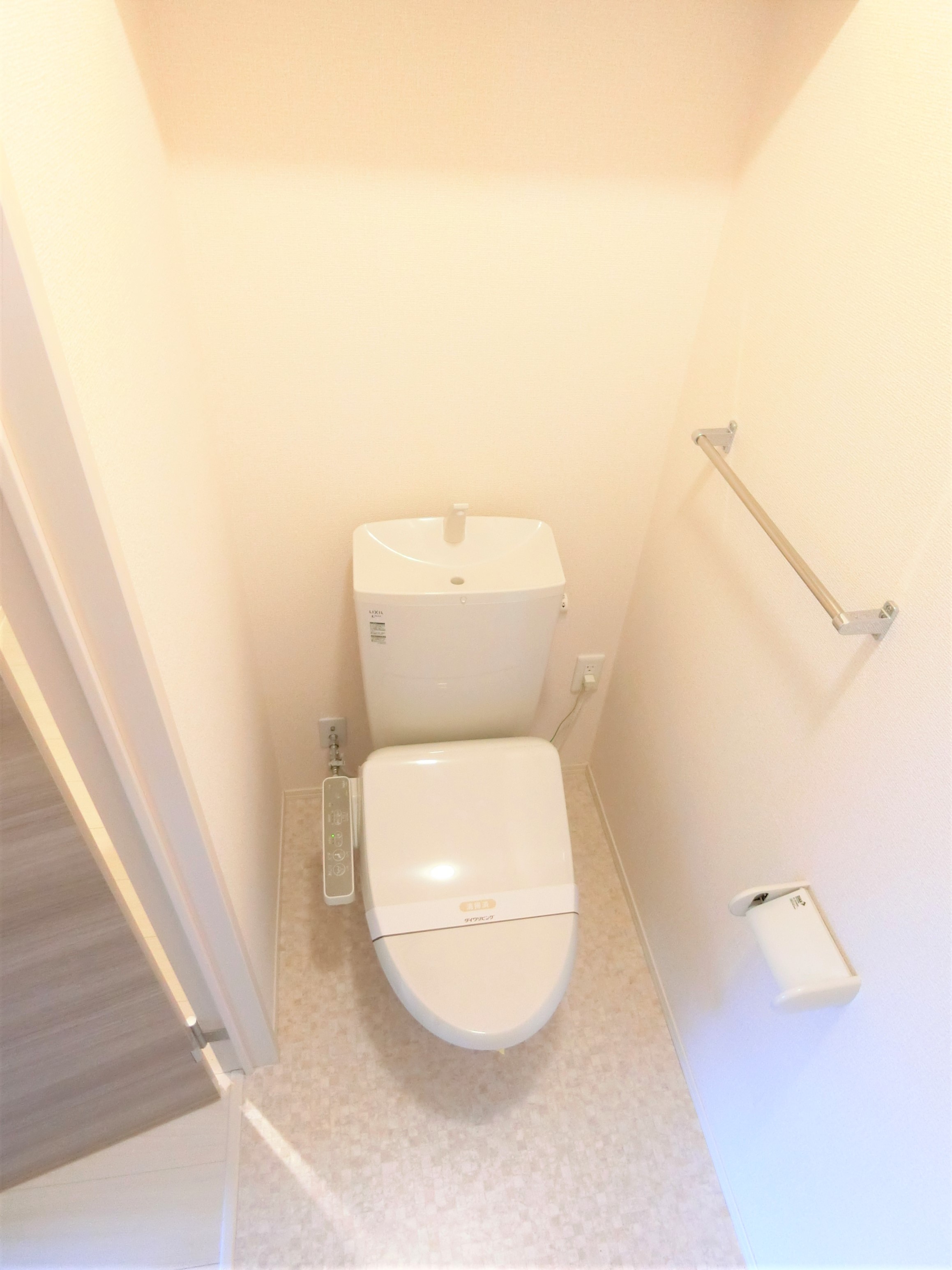 トイレ　※別号室の写真を参考にしています（反転）