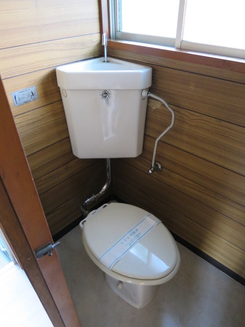 トイレ　別部屋の写真になります。