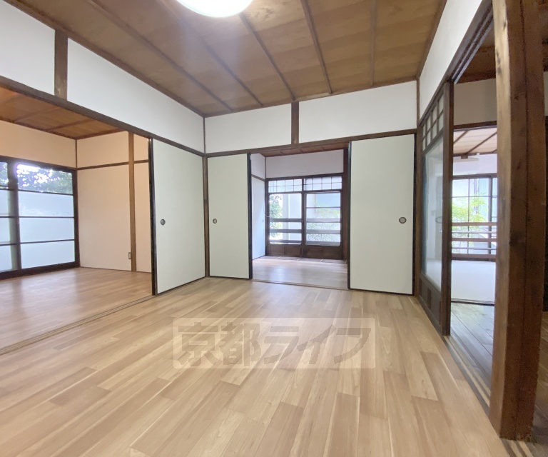 居室・リビング　自然ゆたかな傾斜地にある建具やガラスに歴史を感じる風情...