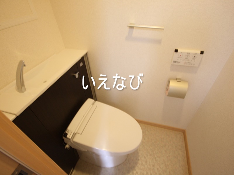 岡山電軌清輝橋線 清輝橋駅 徒歩30分 4階建 築13年のトイレ写真