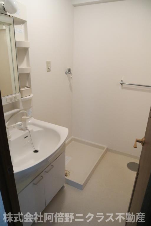 洗面設備　内装は別部屋の参考写真です。