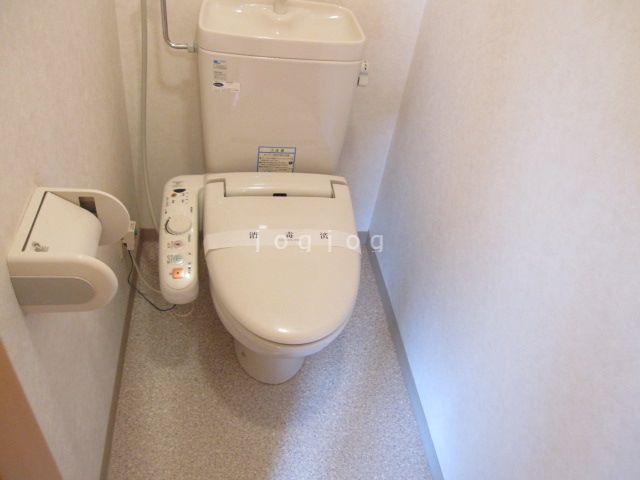 トイレ　嬉しい温水洗浄便座付きのトイレです。