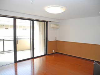静岡市葵区 3階建 築20年の居間写真