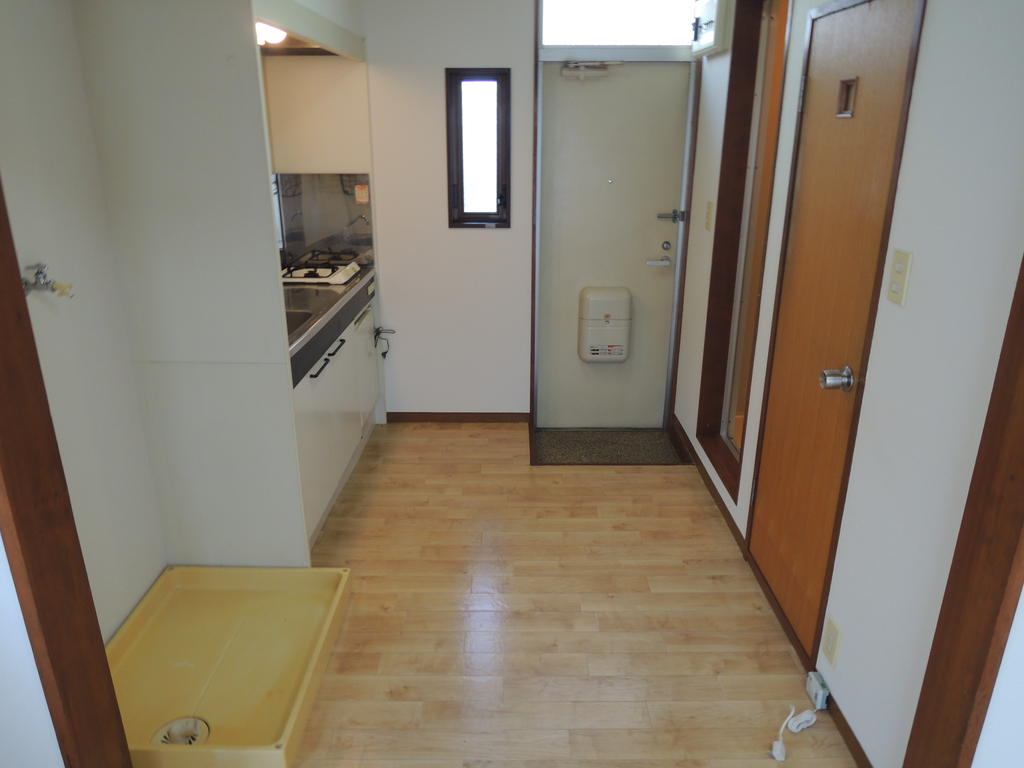 ブルーライン 新横浜駅 徒歩3分 2階建 築34年の居間写真