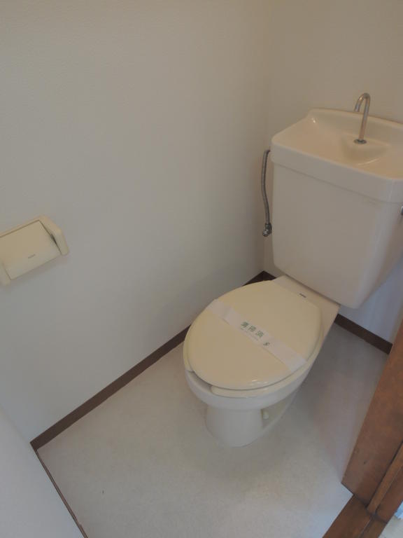 ブルーライン 新横浜駅 徒歩3分 2階建 築34年のトイレ写真