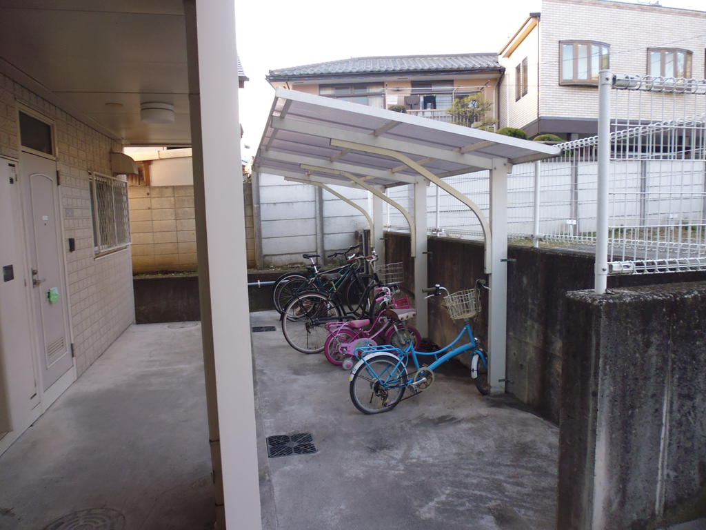 ＪＲ中央線 三鷹駅 バス乗車時間：12分 最寄りバス停で下車 徒歩3分 2階建 築33年の外観写真