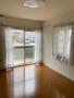 居室・リビング　角部屋で　明るい室内　♪レースカーテン付きです。