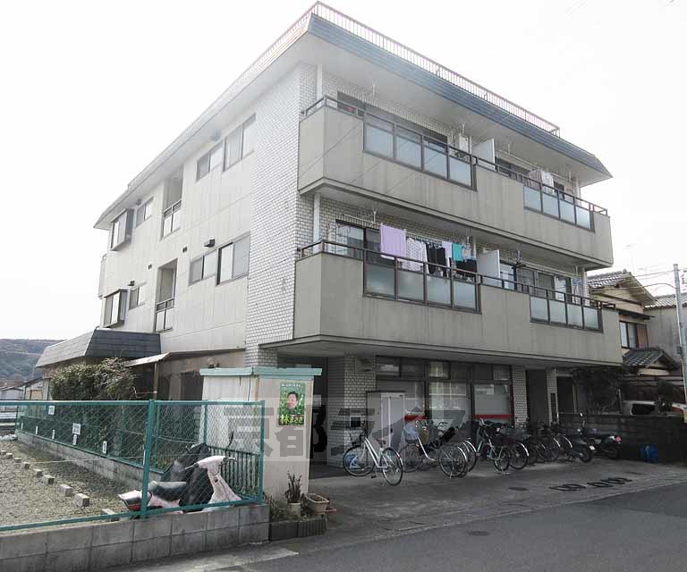 京都市山科区勧修寺東金ケ崎町のマンションの建物外観