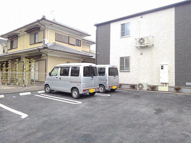 【城陽市長池のアパートの駐車場】