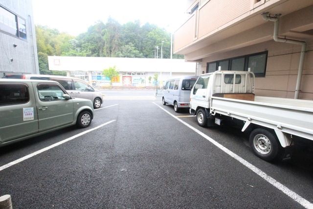 【日野市百草のマンションの駐車場】