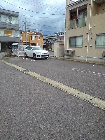 【鯖江市住吉町のアパートの駐車場】