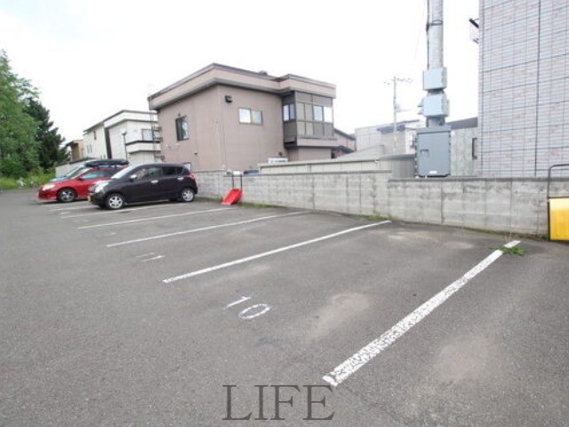 【札幌市清田区平岡十条のマンションの駐車場】