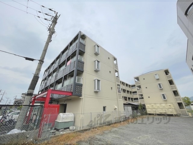 京田辺市草内禅定寺のマンションの建物外観