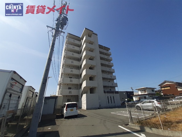 松阪市市場庄町のマンションの建物外観